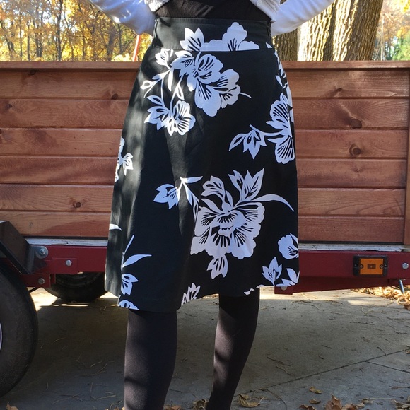 Gap skirt size 1. - Picture 2 of 3